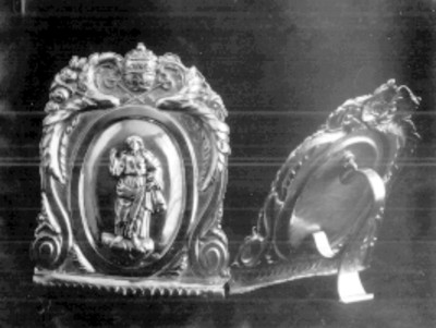 Porta paz en plata repujada y cincelada, detalle