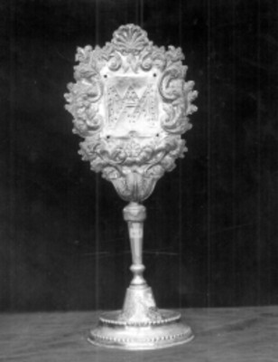Relicario en plata repujada y cincelada, detalle