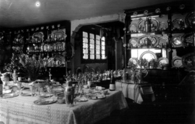 Lote de artesanías de plata en el interior de una tienda