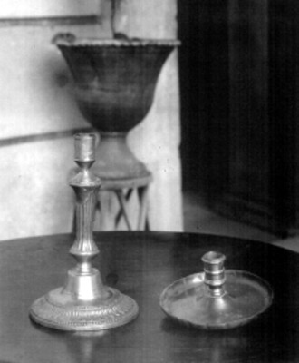 Candelero y palmatoria realizados en metal que pertenecieron a José María Morelos