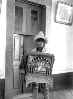 Organillero en el patio de una casa, reprografía