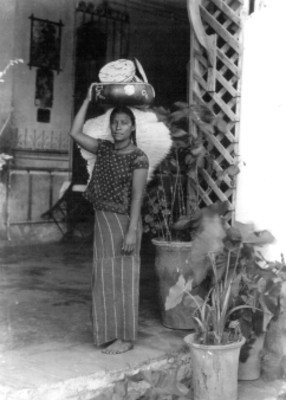 Mujer vendedora de tostadas en el portico de una casa