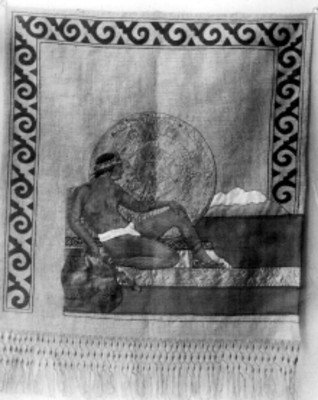 Tapete con decoraciones de la Piedra del Sol y un personaje