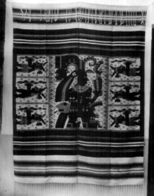 Sarape decorado con figuras prehispánicas
