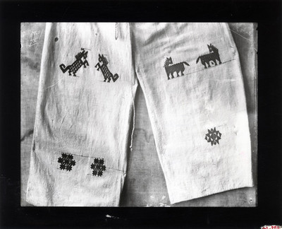 Pantalón de manta con bordados, exhibidos en un museo