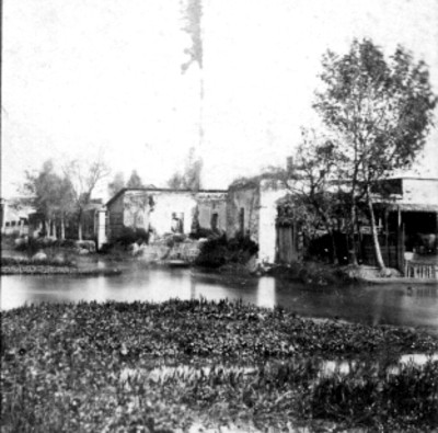 Vista de casas aledañas al "Canal de la Viga", ciudad de México, estereoscópica