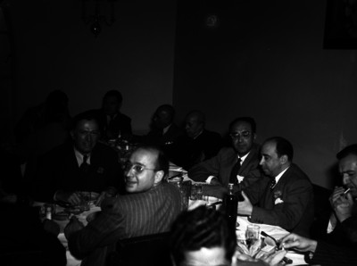 José García Valseca con periodistas en un banquete