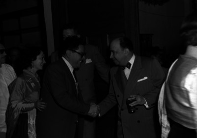 José García Valseca saludando a otro periodista en un evento social