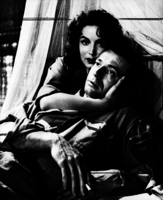 Ava Gardner abrazando a otro actor durante la filmación de una película, retrato