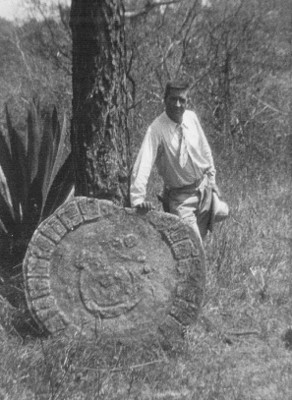 Hombre junto a lápida con glifos calendáricos de Toniná, Chiapas