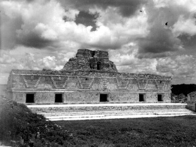 Edificio Este del Cuadrángulo de las Monjas en segundo plano pirámide del Adivino