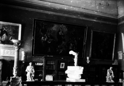 Biblioteca de Ángel María Garibay Kintana con esculturas y pinturas religiosas