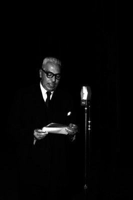 Luis Garrido pronunciando un discurso en el Palacio de Bellas Artes durante una ceremonia