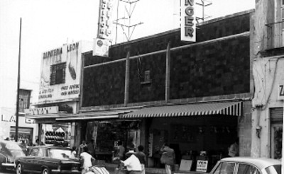 Tiendas comerciales en la calle de Corregidora, ciudad de México