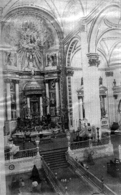 Feligreses frente al altar mayor de una iglesia