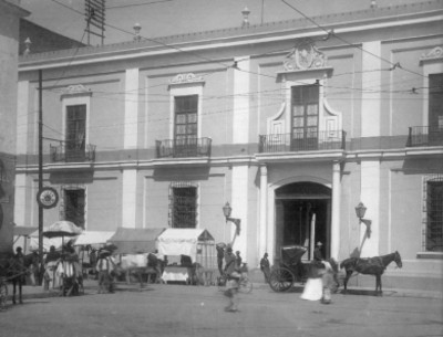 Gente frente al antiguo Obispado de Guadalajara