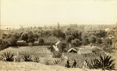 Mujer y hombres junto a camino en el Lago de Texcoco, vista panorámica