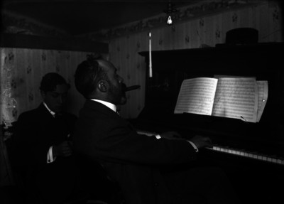 Rafael Gascón tocando el piano en compañía de un hombre