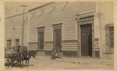 Calle con gente y animales de carga en Aguascalientes