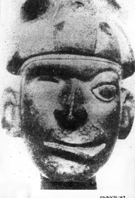 Escultura en cerámica con deformación facial, reprografía
