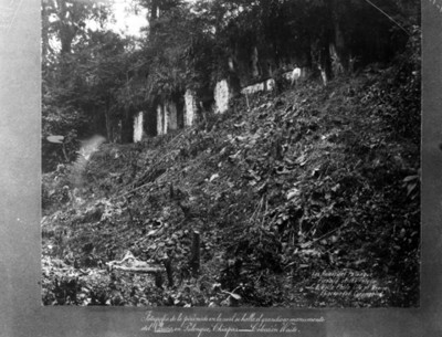Hombre junto al Palacio de Palenque sin explorar