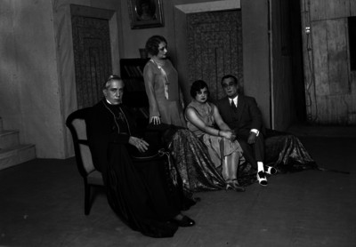 Alfredo Gómez de la Vega con miembros de su compañía en una representación teatral