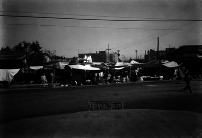 Gente en un tianguis