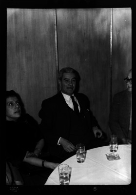 Salomón González conversando con otras personas probablemente en un restaurante