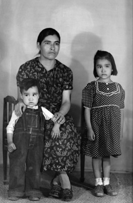 Madre e hijos de condición humilde, retrato de grupo