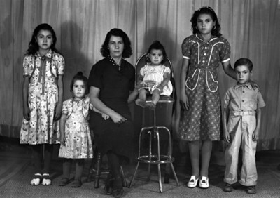 Mujer acompañada de sus cinco hijos, retrato de grupo