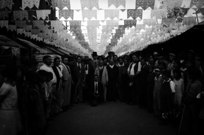 Hombres y niños en la "Plaza Garibaldi", durante una festividad, retrato de grupo