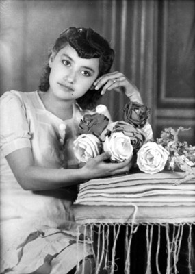 Mujer recargada junto a un ramo de rosas, retrato