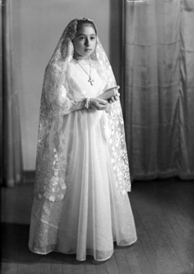 Niña con vestido de primera comunión, retrato