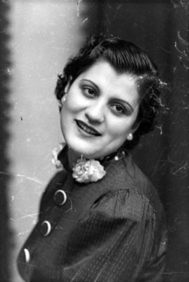 Mujer de clase media, sonriendo, retrato