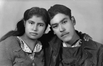 Pareja de condición humilde abrazados, retrato