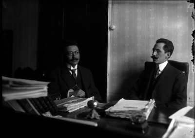 Enrique González Martínez conversando con un hombre en un estudio