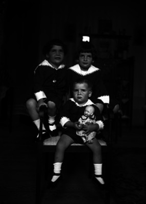 Hijos de Simón González en su recámara, retrato