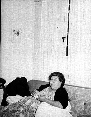 Mujer obesa de la familia Gordoa descansando en un sillón, retrato