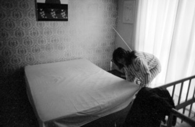 Mujer tendiendo una cama