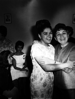 Mujer felicitando a una novia durante su boda civil, retrato