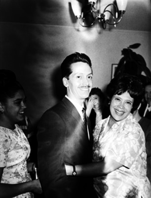 Mujer felicitando al novio durante los festejos de su boda civil, retrato