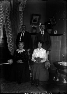 Patricio Healy con su Mamá y hermanos en la sala de su casa, retrato de familia