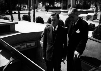Patricio Healy con otro hombre en la cripta familiar de la familia Rafael Alducin
