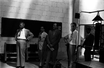 Patricio Healy con empresarios durante una visita a una fábrica