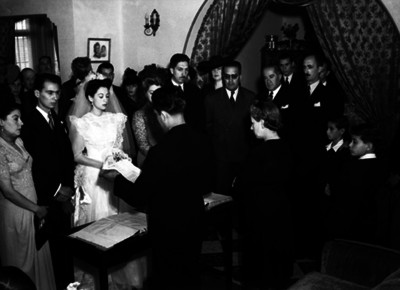 Eduardo Hernández Chazaro, esposa e invitados ante el juez en su boda civil