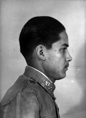 Militar de perfil, retrato