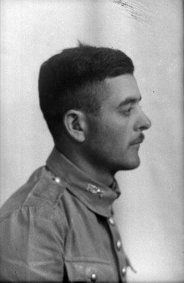 Militar de perfil, retrato