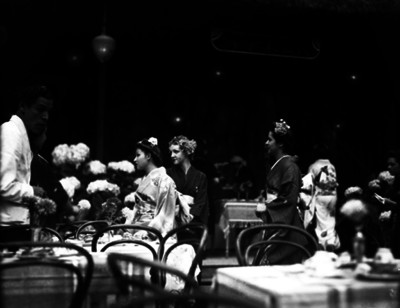 Mujeres vestidas con kimonos durante un evento en un jardín