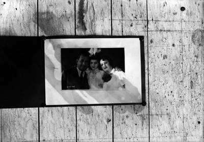 Cosme Hinojosa con su esposa e hija, retrato de familia