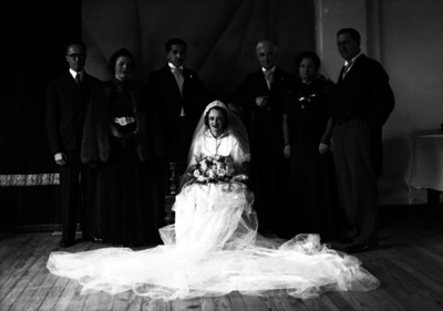 Cosme Hinojosa y personalidades acompañando a su hijo en su boda, retrato de familia